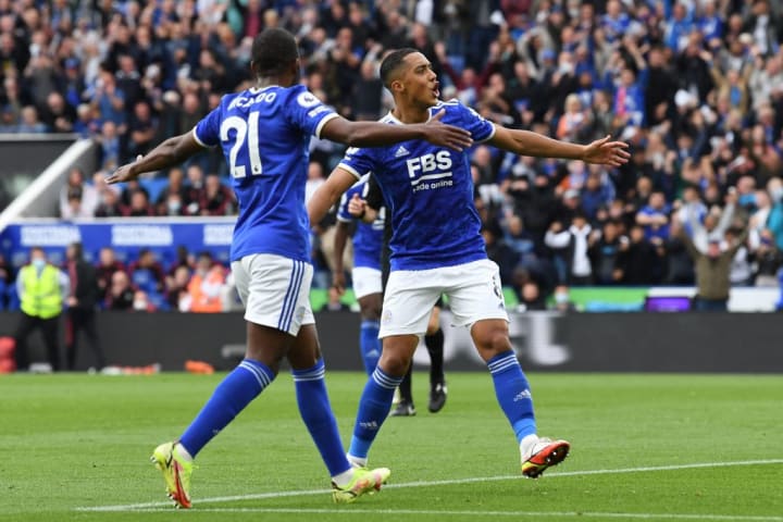 Youri Tielemans ghi một bàn thắng tinh tế