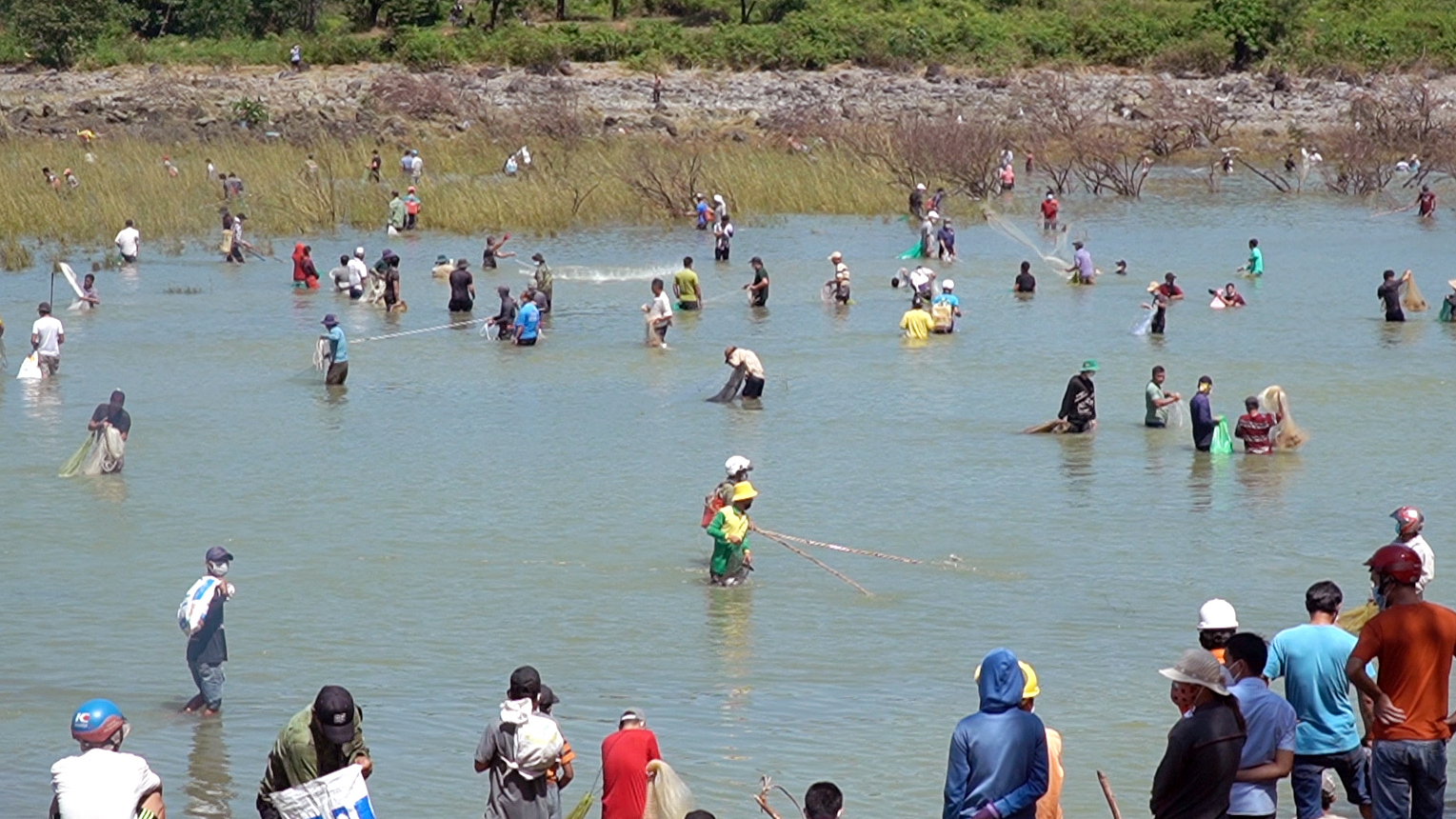 Người dân đổ xô đến hồ Trian để câu cá