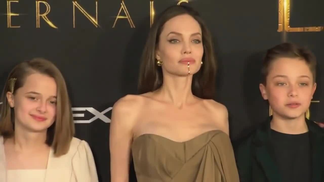 Angelina Jolie và các con trên thảm đỏ 