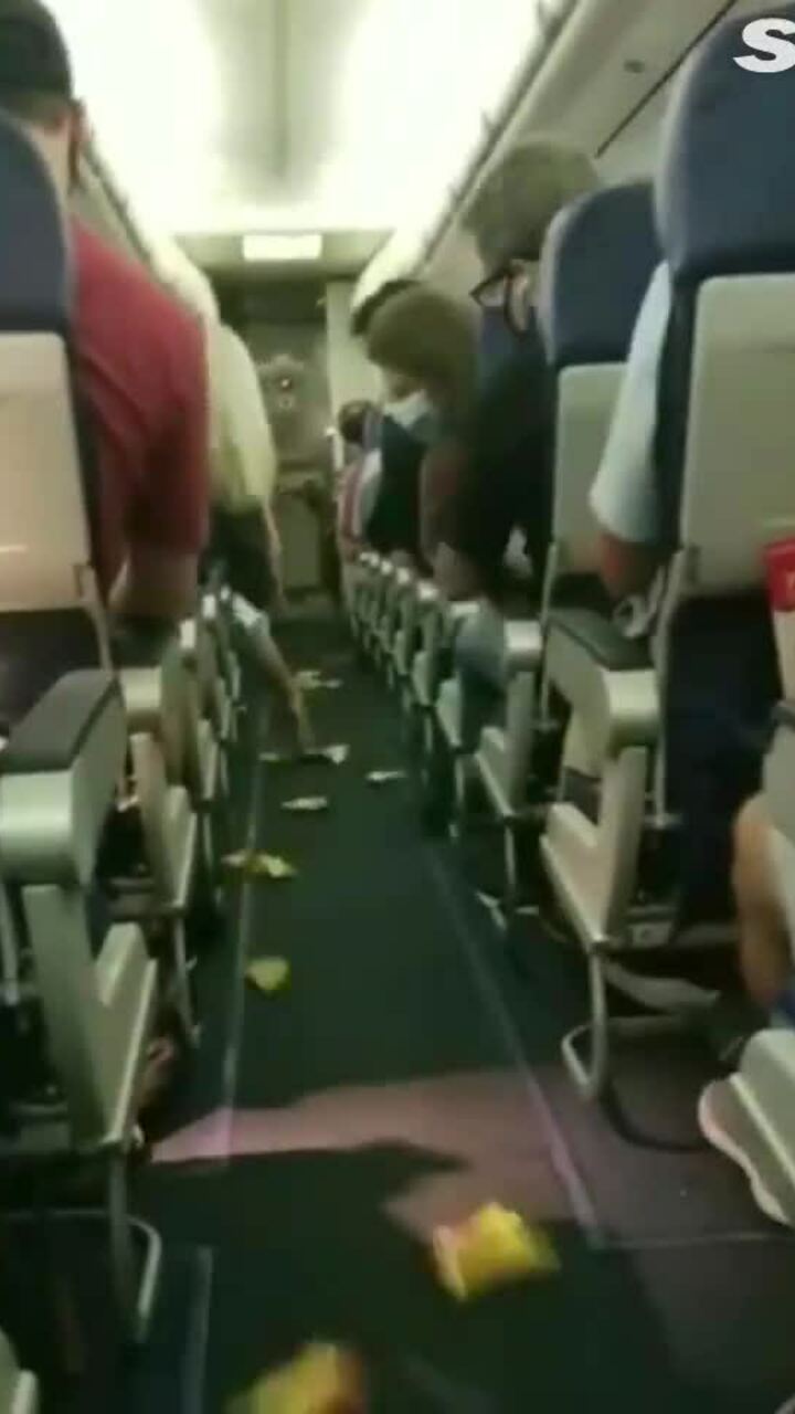 Cách phân phát đồ ăn gây tranh cãi trên máy bay