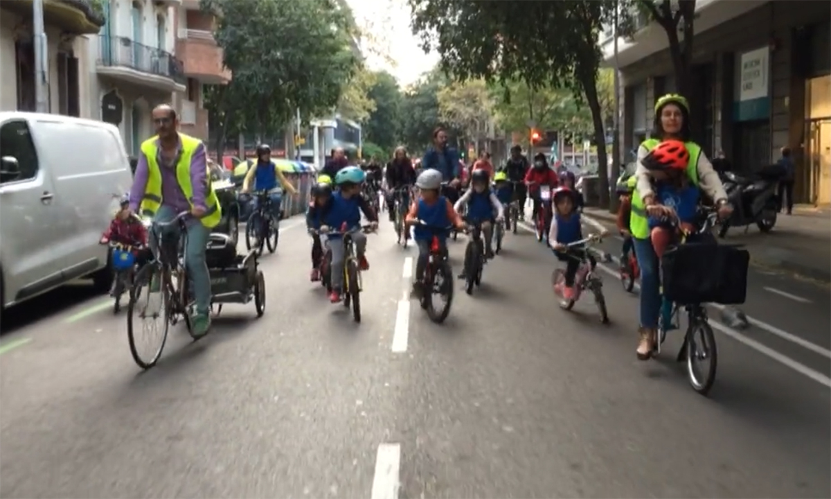 Toàn tuyến đường cấm trẻ em đi xe đạp đến trường