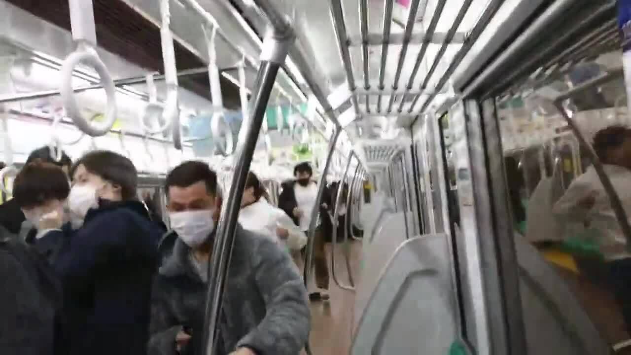 Dao bị đâm, tàu điện ngầm Tokyo phun axit