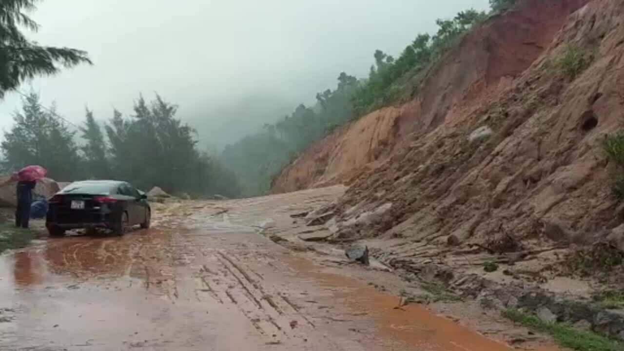 Mọi người bất an vì sống trên sườn núi