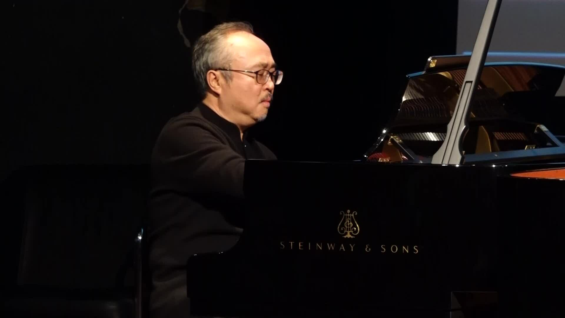 Khi Taishan chơi piano