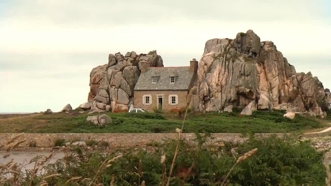 Ngôi nhà bị kẹp giữa hai tảng đá