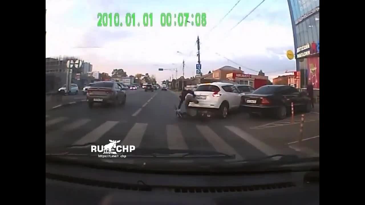 Người đi xe máy điên cuồng bỏ chạy sau khi tông vào ô tô
