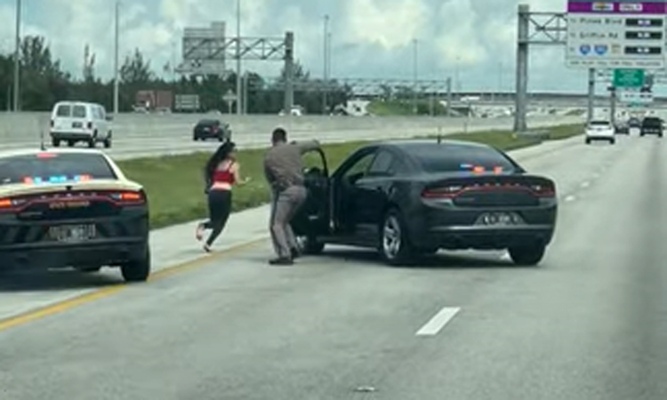 Người phụ nữ chân trần chạy trốn cảnh sát giữa đường cao tốc