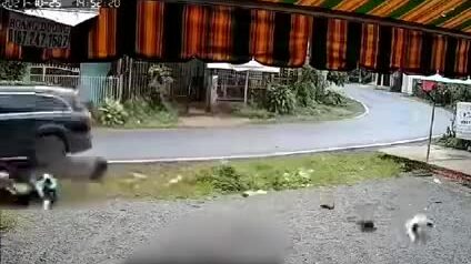 Chiếc ô tô quay đầu húc văng một người đi xe máy