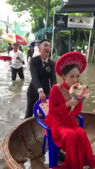 Thuyền thúng diễu hành dâu vào ngày lũ