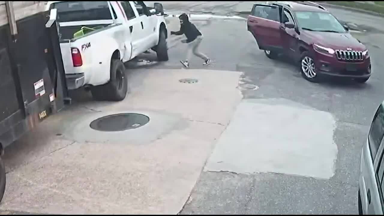 Tài xế vừa ăn cắp xe vừa bơm lốp xe