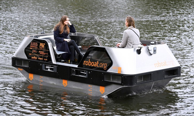 Thuyền tự lái chạy trên các con kênh của Amsterdam