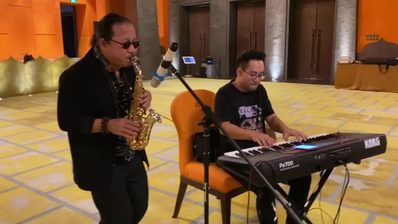 Trần Mạnh Tuấn chơi saxophone "Chị tôi" (Trần Tiến) năm 2019