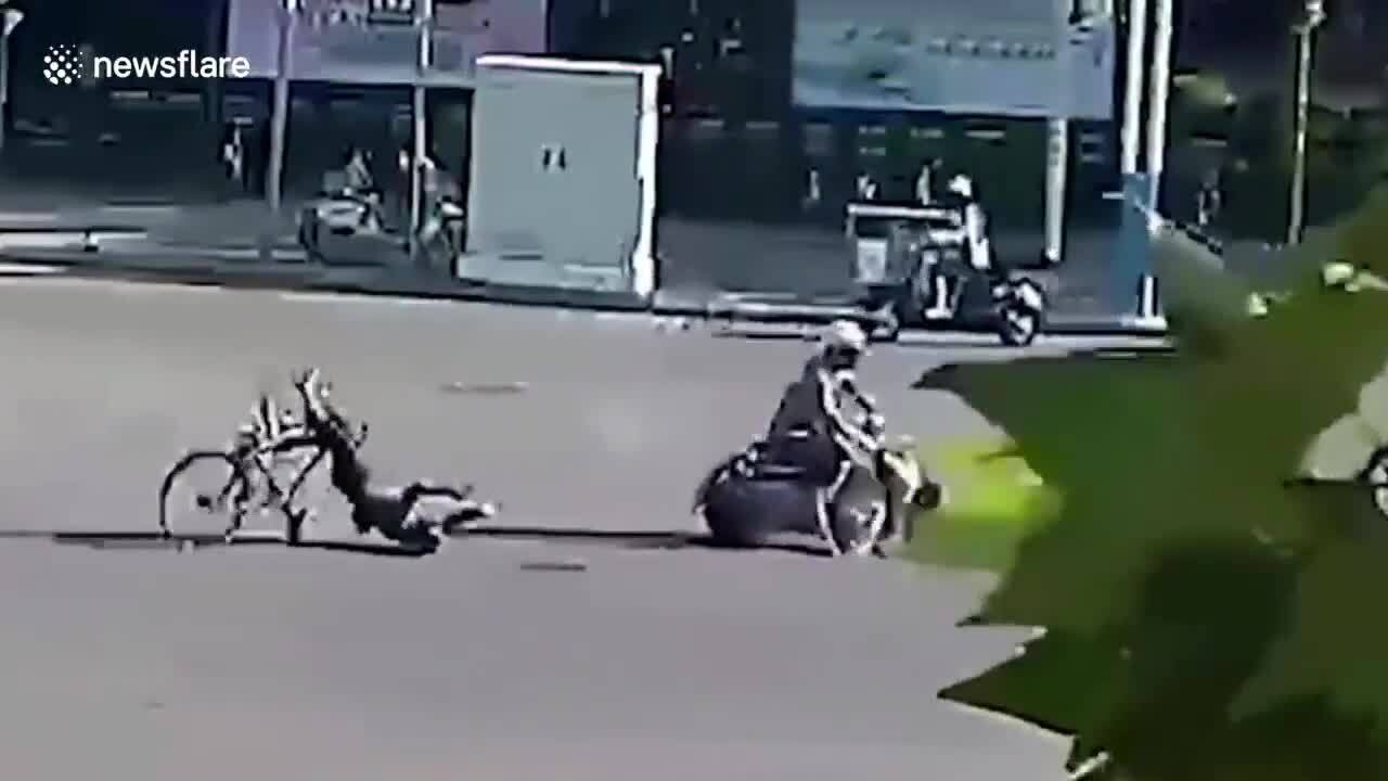 Xe máy cản đường khiến biker ngã đập đầu