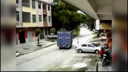 Ngăn lũ trẻ chạy ra đường khiến chiếc xe tải suýt lật nhào