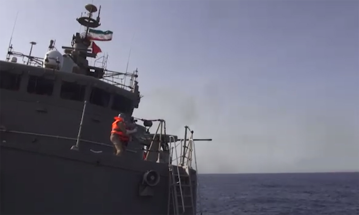 Hải quân Iran bắn cảnh cáo, cướp biển lật úp và trốn thoát