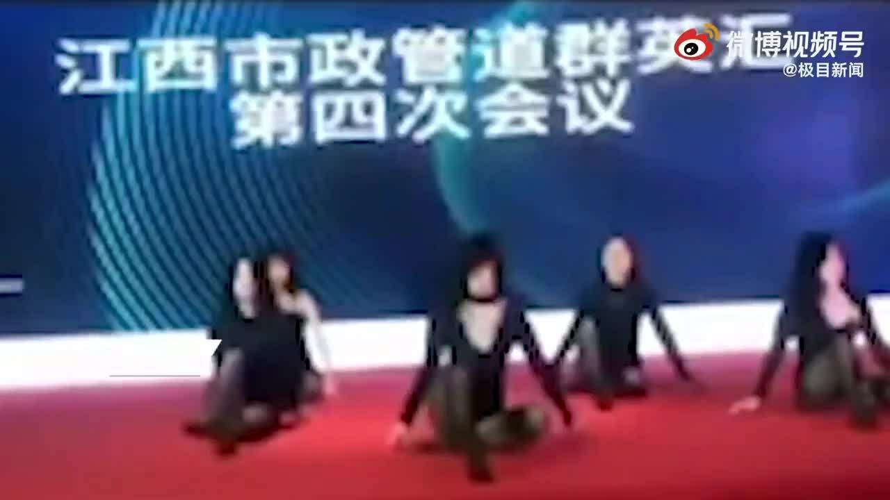Người Trung Quốc tranh cãi về múa cột trong một cuộc họp