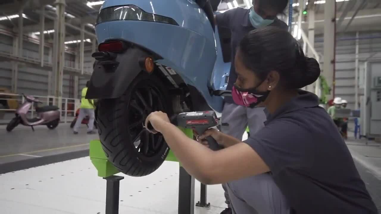 Xưởng sản xuất xe máy điện toàn nữ công nhân